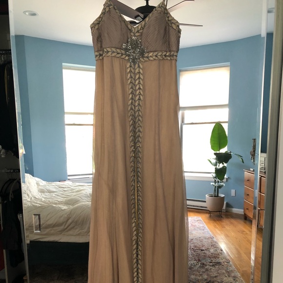 Gorgeous beaded gown - Picture 3 of 6